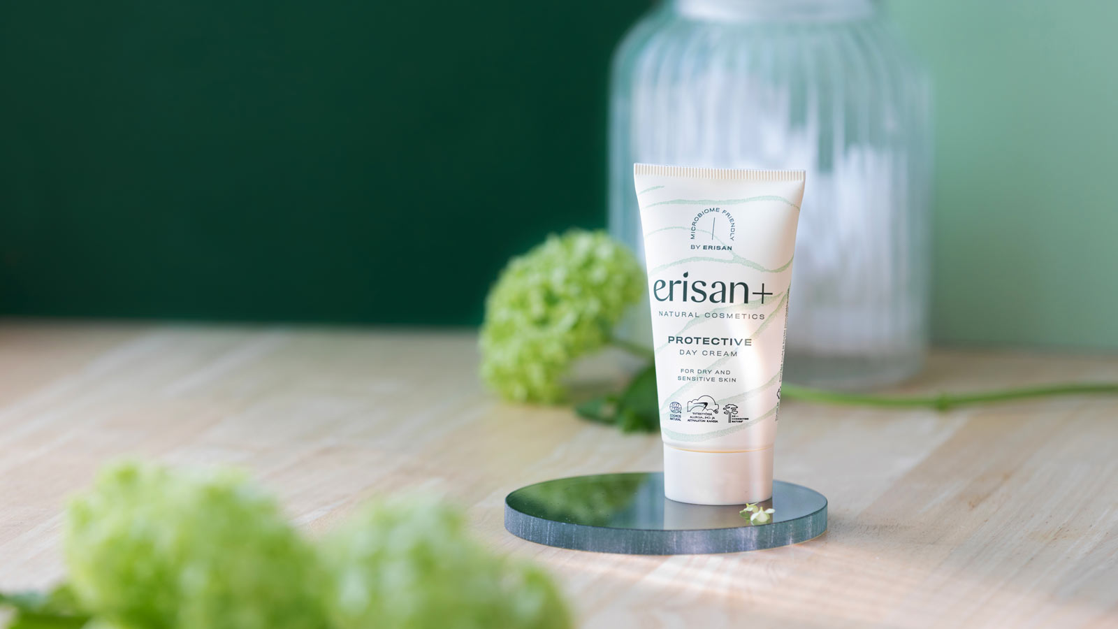 Lähikuva, jossa Erisan+ Protective Day Cream pöydällä.